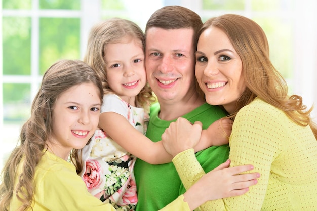 Família feliz de quatro em pé