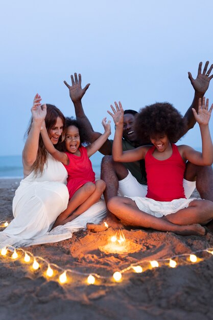 Foto família feliz de tiro completo com luzes