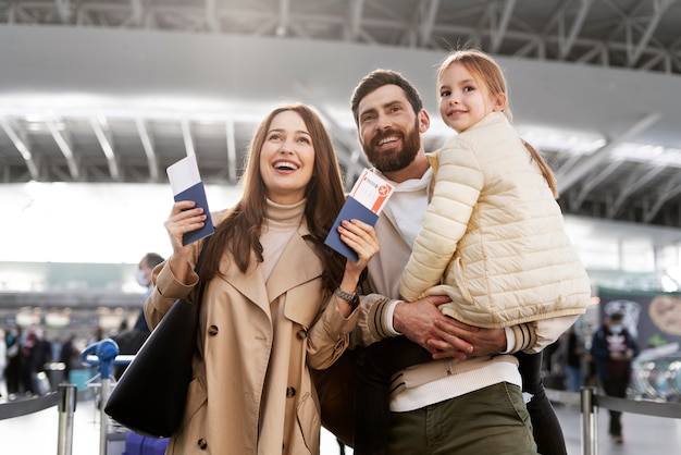 Família feliz de tiro médio viajando