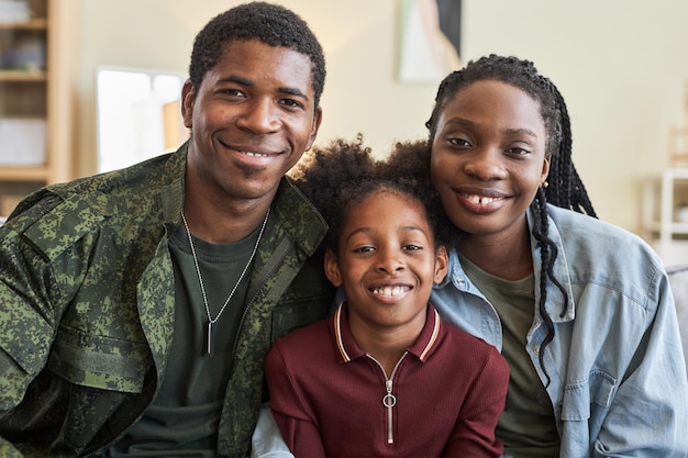 Família feliz de três com pai militar