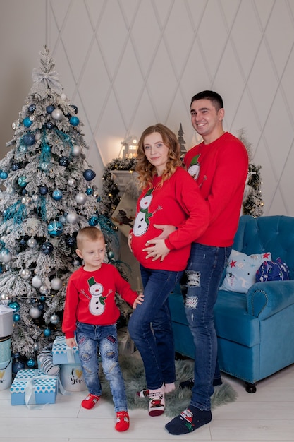 Família feliz de três jovens mães esperando um novo pai bebê e seu filho pequeno