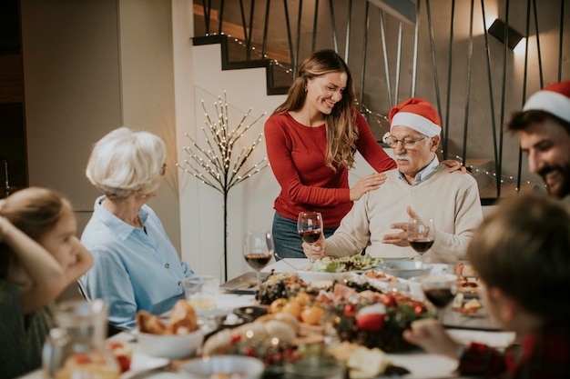 Família feliz de várias gerações comemorando o ano novo à mesa em casa