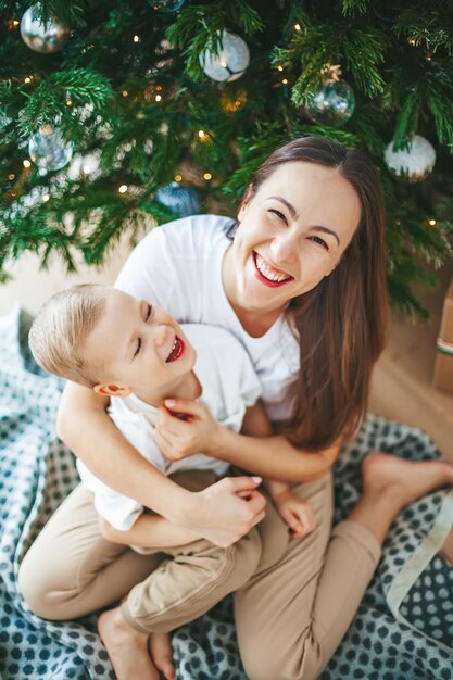 Família feliz debaixo da árvore de Natal