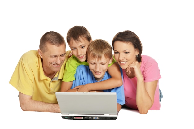 Foto família feliz deitada no chão lendo livros