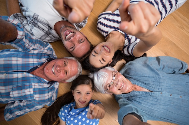 Família feliz, deitado no chão