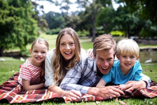 Família feliz, deitado no parque