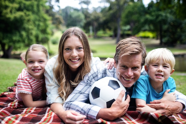 Família feliz, deitado no parque