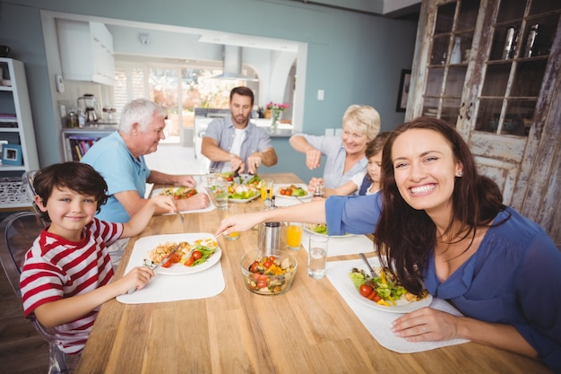 Foto familia feliz desayunando en casa