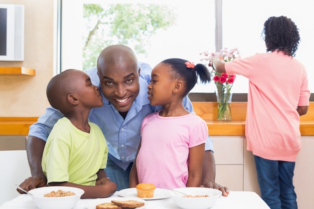 Familia feliz desayunando juntos en la mañana