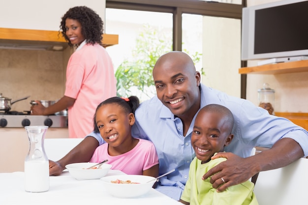 Familia feliz desayunando juntos en la mañana