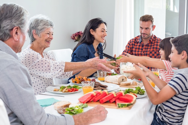 Familia feliz desayunando