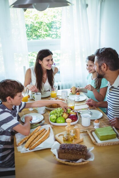 Familia feliz desayunando