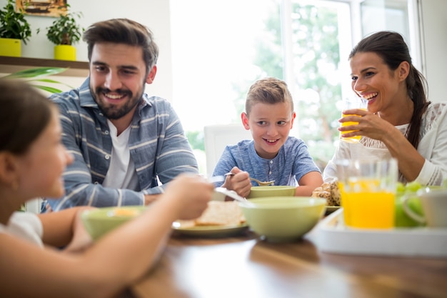 Familia feliz desayunando