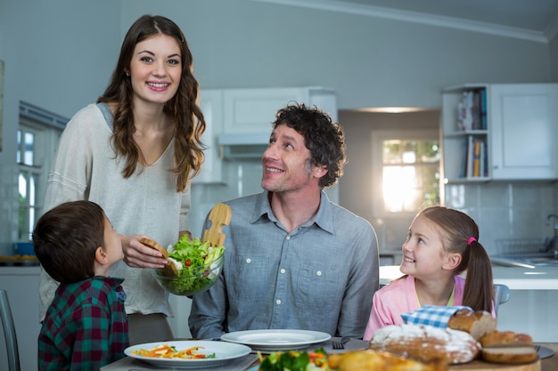 Familia feliz desayunando