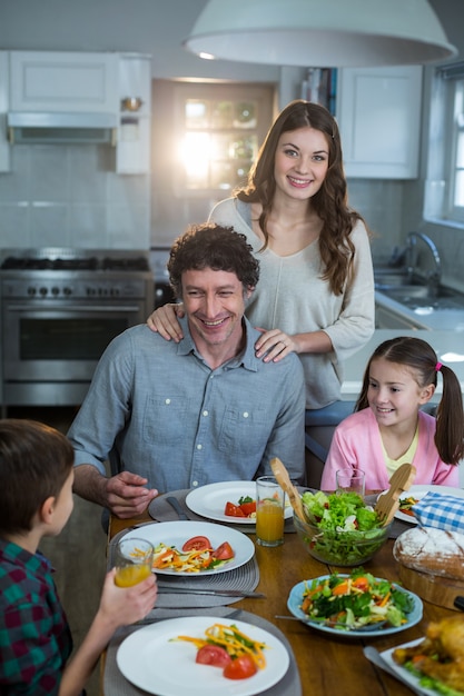 Foto familia feliz desayunando