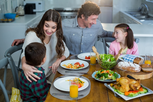 Familia feliz desayunando