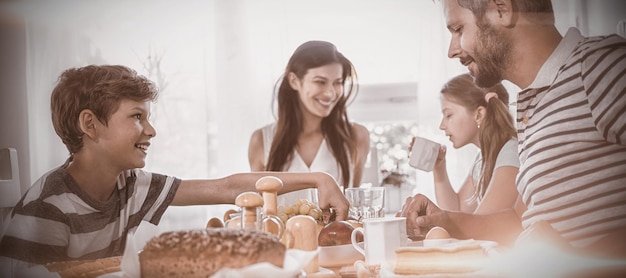 Familia feliz desayunando