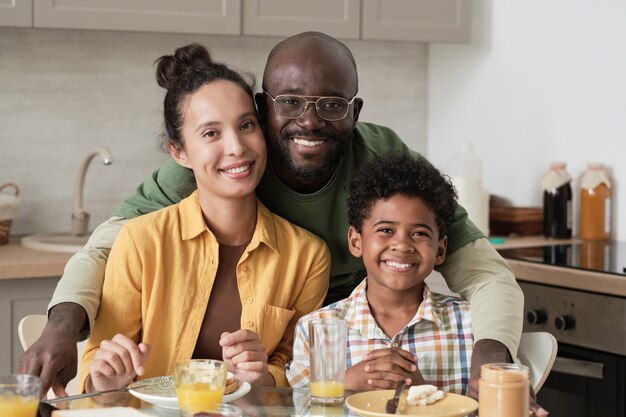 Familia feliz desayunando