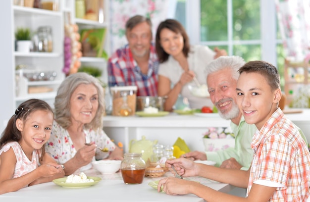 Familia feliz desayunando