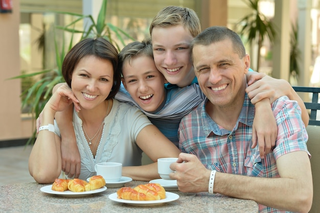 Familia feliz en el desayuno en la mesa