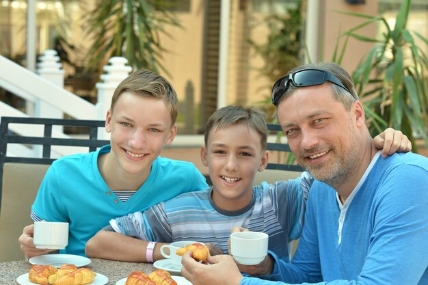 Familia feliz en el desayuno en la mesa