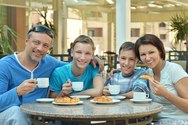 Familia feliz en el desayuno en la mesa