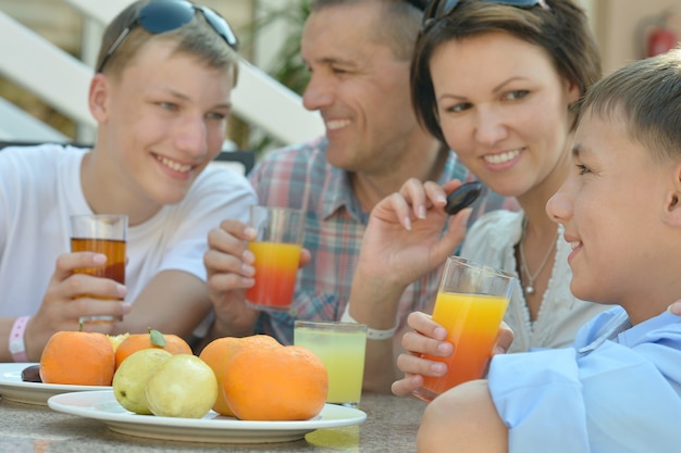 Familia feliz en el desayuno en la mesa