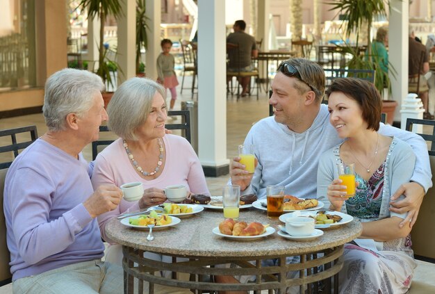 Familia feliz en el desayuno en el resort tropical