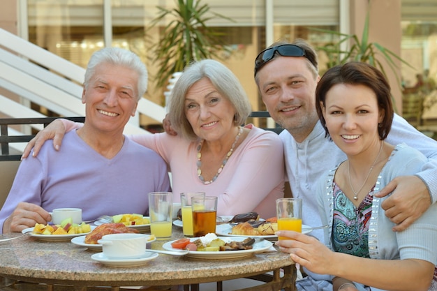 Familia feliz en el desayuno en el resort tropical