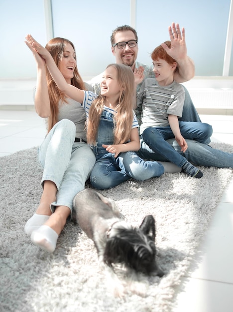 Familia feliz descansando el domingofoto con espacio de copia