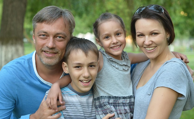 Familia feliz descansando en un parque de verano