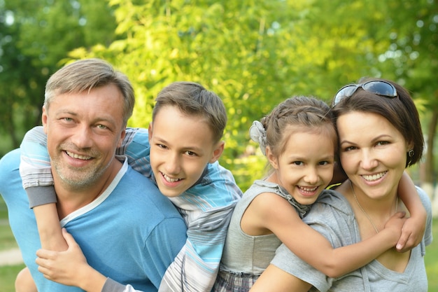 Familia feliz descansando en un parque de verano