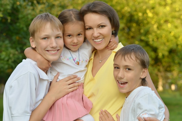 Familia feliz descansando en un parque de verano