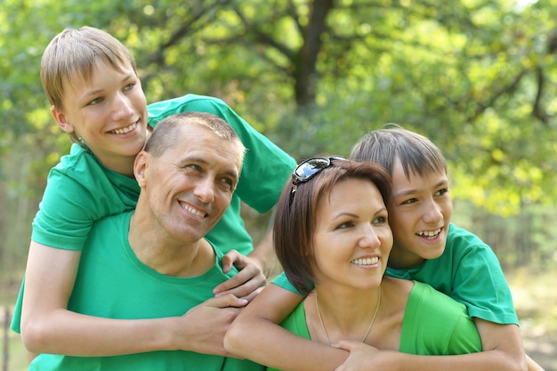 Foto familia feliz descansando en un parque de verano