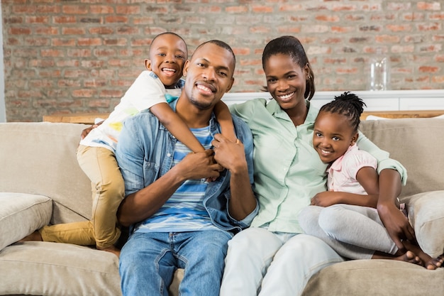 Familia feliz descansando en el sofá