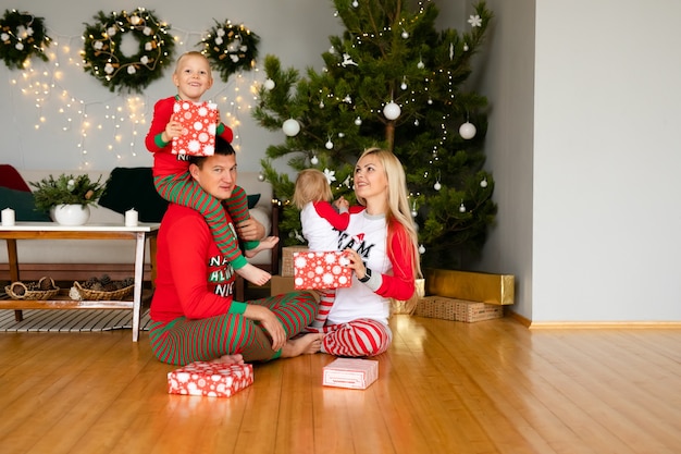 familia feliz desembalaje de regalos en casa