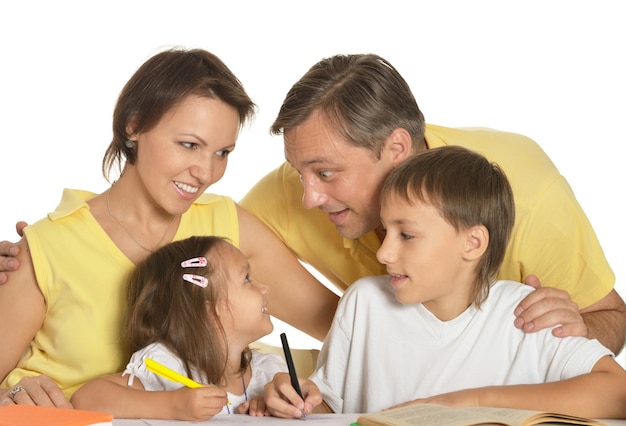 Família feliz desenhando juntos na mesa