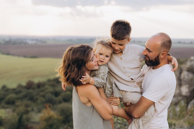 Família feliz desfrutando de tempo de qualidade ao ar livre em um cenário natural panorâmico