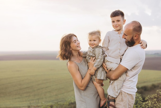 Família feliz desfrutando de uma aventura de verão ao ar livre com crianças na natureza