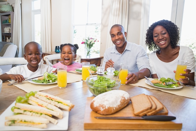 Família feliz desfrutando de uma refeição saudável juntos