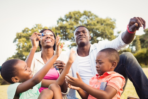 Família feliz desfrutando juntos