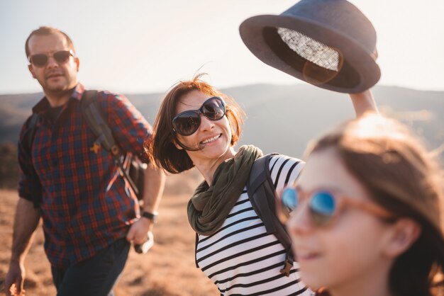 Família feliz desfrutando na montanha caminhadas