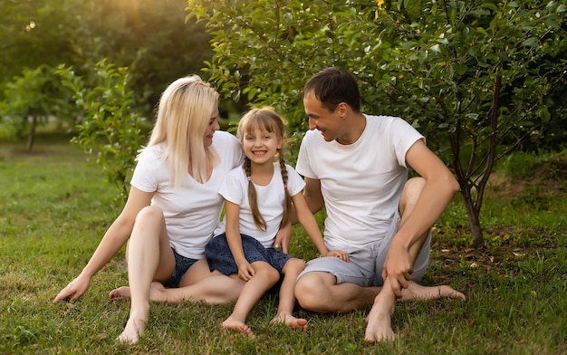 Família feliz desfrutando no parque em um dia ensolarado