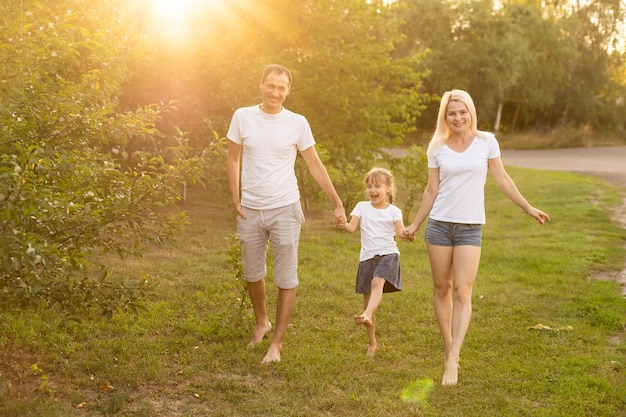 Família feliz desfrutando no parque em um dia ensolarado