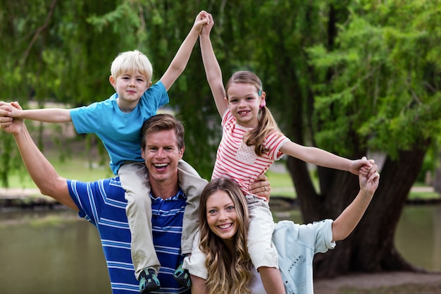 Família feliz desfrutando no parque