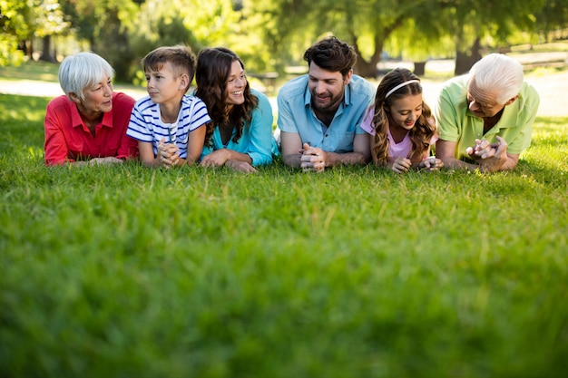 Foto família feliz desfrutando no parque