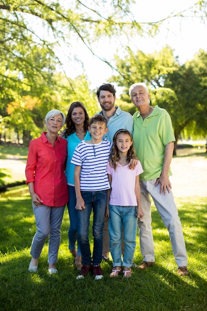 Foto família feliz desfrutando no parque