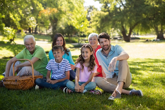 Família feliz desfrutando no parque