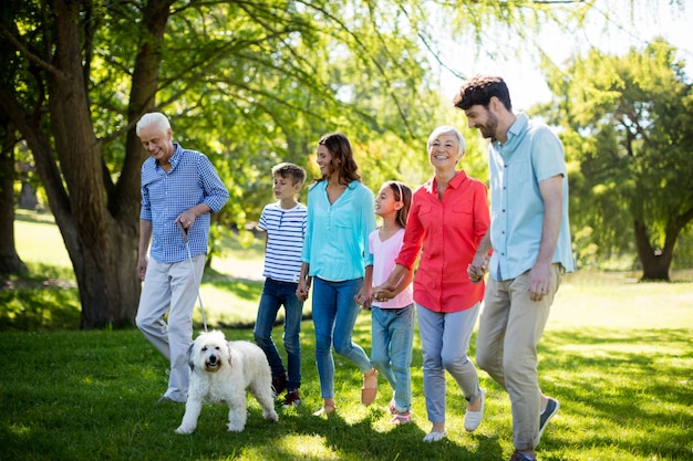 Família feliz desfrutando no parque