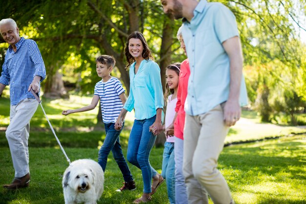 Família feliz desfrutando no parque